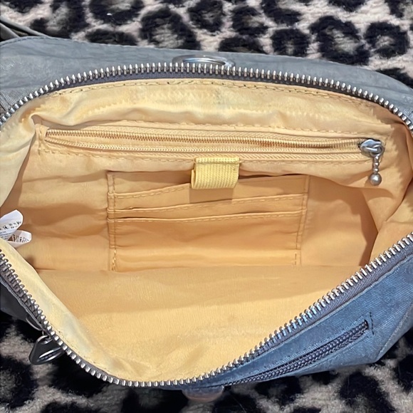 Baggallini Grey Leopard Print Canvas Travel Bag with Adjustable Strap - Picture 4 of 9